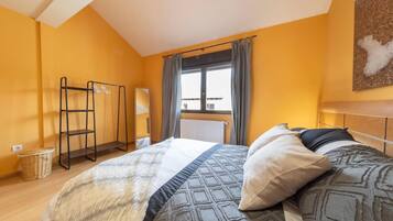 2 slaapkamers, een bureau, een strijkplank/strijkijzer, wifi