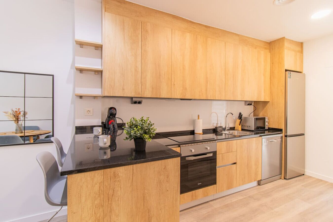 Refrigerador, microondas, horno y parrilla de estufa 