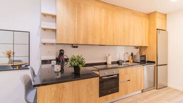 Réfrigérateur, micro-ondes, four, plaque de cuisson