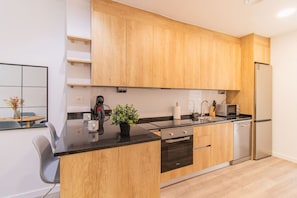 Frigorífico, microondas, horno y placa de cocina