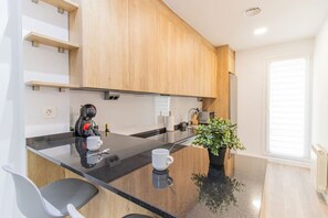 ثلاجة، ميكروويف، فرن، موقد طهي مسطح