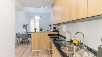 Een koelkast, een magnetron, een oven, een kookplaat