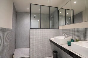 Haartrockner, Handtücher, Seife, Shampoo