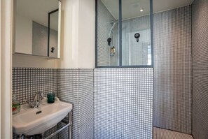 Haartrockner, Handtücher, Seife, Shampoo