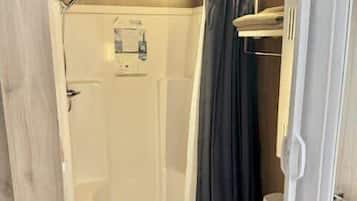 Douche, serviettes fournies
