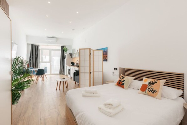 Iron/ironing board, WiFi, bed sheets - Stylish Studio with Easy Access to Valencia's Best (València)