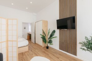Iron/ironing board, WiFi, bed sheets - Stylish Studio with Easy Access to Valencia's Best (València)