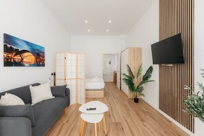 Iron/ironing board, WiFi, bed sheets - Stylish Studio with Easy Access to Valencia's Best (València)