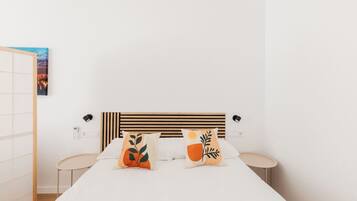 Een strijkplank/strijkijzer, wifi, beddengoed