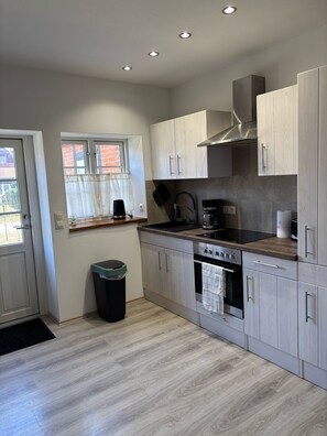 Kühlschrank, Ofen, Herdplatte, Wasserkocher mit Kaffee-/Teezubehör