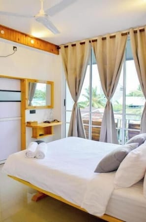 1 dormitorio, tabla de planchar con plancha, wifi y ropa de cama