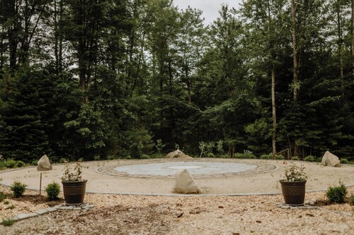 Tranquil garden retreat located on 15private acres