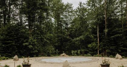Tranquil garden retreat located on 15private acres