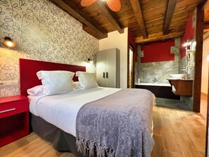 Studio, Hot Tub, Mountain View (terraza y acceso ilimitado al SPA) | Desk, laptop workspace, free WiFi - Apartamentos Spa Casco Histórico de Isla (Isla)