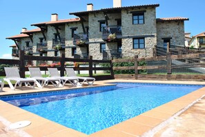 Indoor pool, outdoor pool, open 9:00 AM to 10:00 PM, sun loungers - Apartamentos Spa Casco Histórico de Isla (Isla)