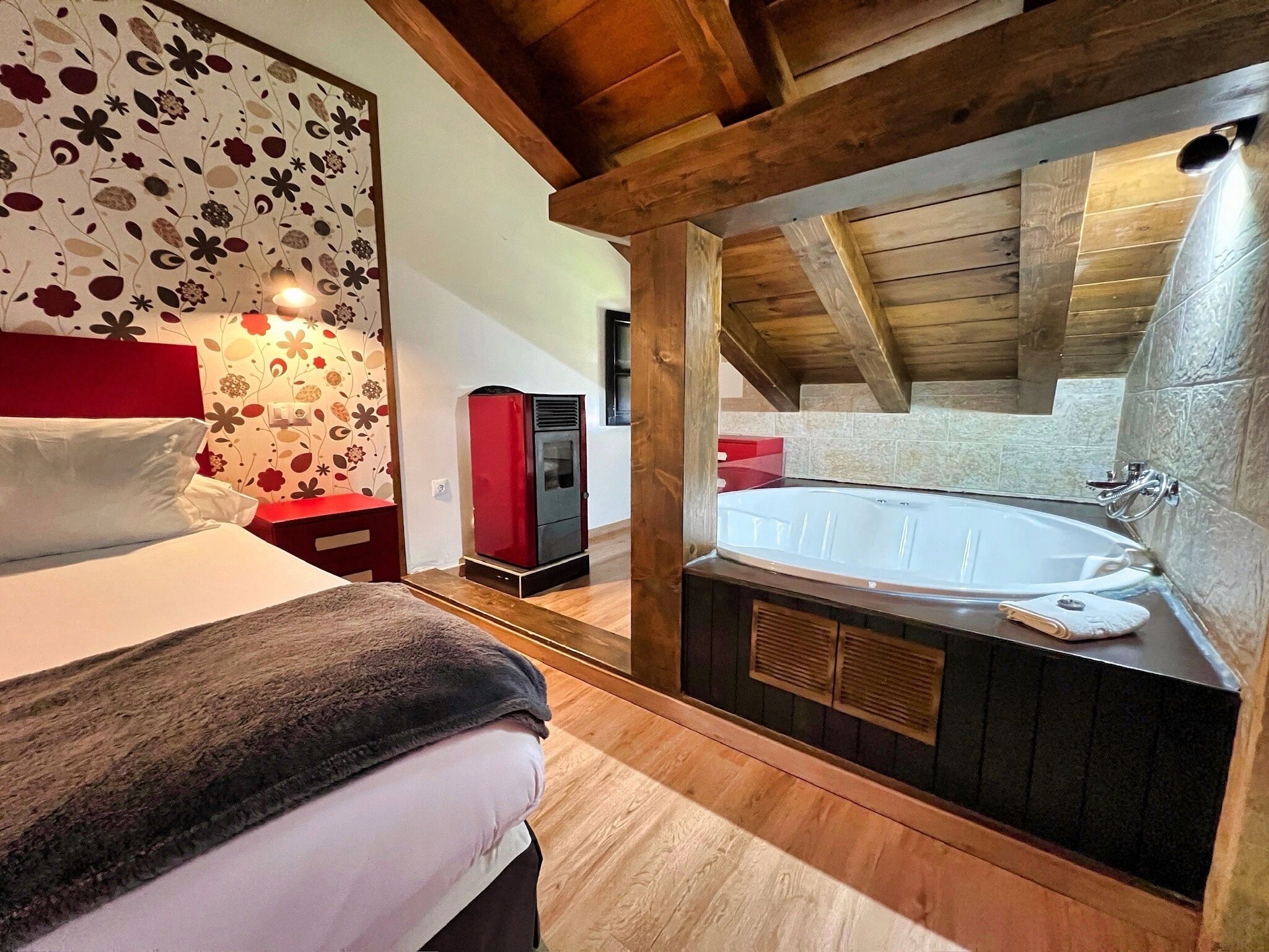 Estudio superior | Escritorio, espacio para trabajar con laptop y wifi gratis 