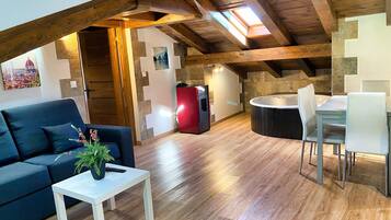 Suite, 2 Bedrooms (Jacuzzi con acceso ilimitado al SPA) | Living area