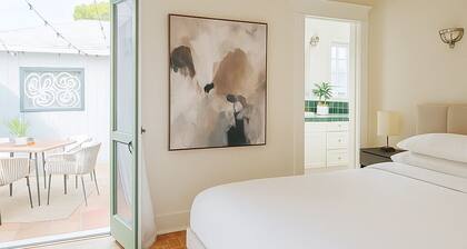 Private House/Hollywood Hideaway