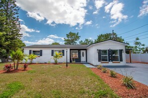 Exterior - Modern Beach Oasis 4Bed 3Bath Fully Furnished 10 minutes to the beach (Largo)