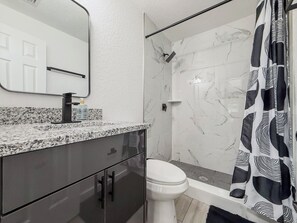 Secadora de cabello, toallas, papel de baño 