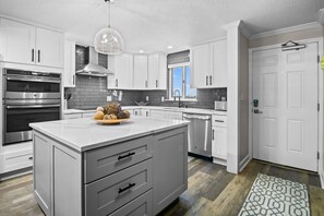 Kühlschrank, Mikrowelle, Ofen, Herdplatte