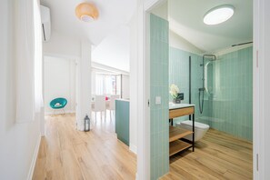 Dusche, Haartrockner, Handtücher, Seife