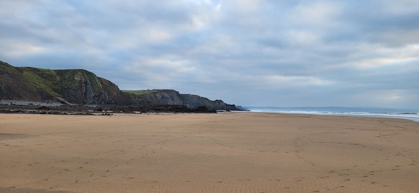Beach - Bright and spacious 2 bedroom holiday lodge. Free wi-fi and pet friendly! (Kilkhampton)