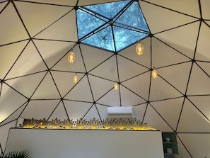 Luxe cottage, uitzicht op tuin, uitzicht op gebergte | Woonruimte | Een 50-inch flatscreentelevisie met kabelzenders