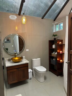 Luxury-Ferienhaus, Gartenblick, Bergseite | Badezimmer | Dusche, Handtücher, Seife, Toilettenpapier