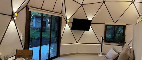 ChaumiÚre luxueuse, vue sur le jardin, cÎté montagne | Aire de séjour | Téléviseur à écran plat de 50 po avec télévision par cùble