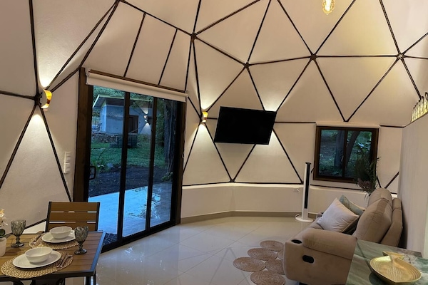 Casa de campo de lujo, vista al jardín, junto a la montaña | Área de sala de estar | Televisión de pantalla plana de 50 pulgadas con canales por cable