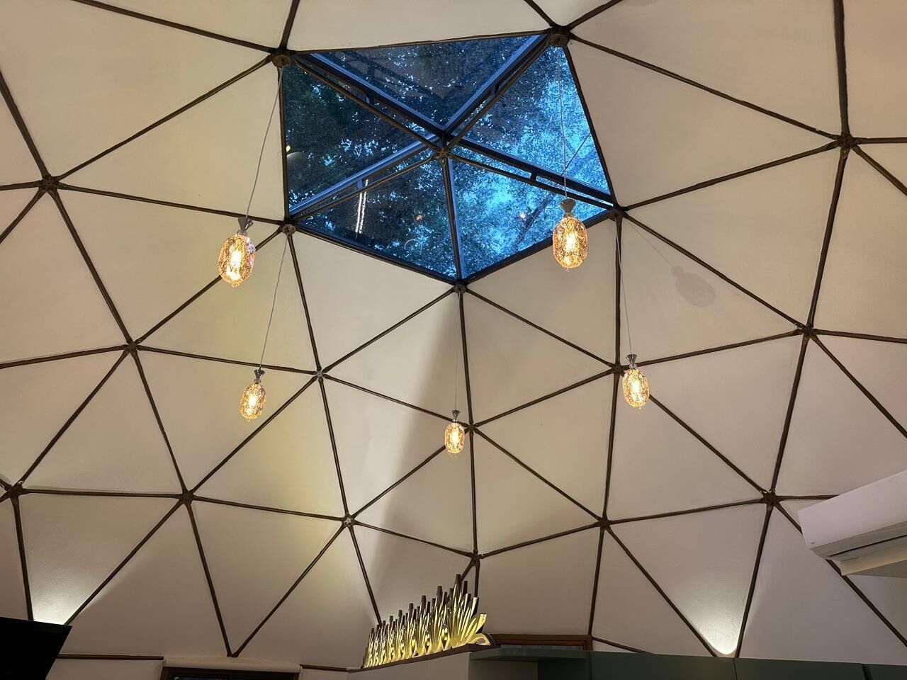 Luxe cottage, uitzicht op tuin, uitzicht op gebergte | Woonruimte | Een 50-inch flatscreentelevisie met kabelzenders