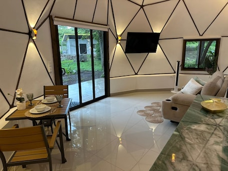 Refrigerador con freezer, microondas, placa de cocina, cafetera/tetera