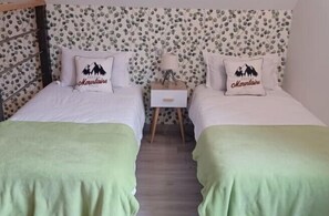 Family Room, Pool View | Desk, laptop workspace, soundproofing, free WiFi - Au Petit Pressoir (Givry)