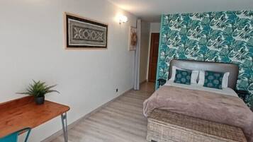 Comfort-Zimmer, Poolblick | Schreibtisch, laptopgeeigneter Arbeitsplatz, schallisolierte Zimmer