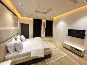 Escritorio, espacio para trabajar con laptop y cortinas blackout 