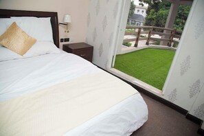 Quarto luxo, sacada, vista para a cidade | Escrivaninha, espaço de trabalho para notebook, cortinas blackout