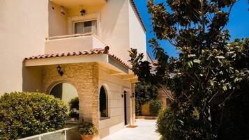 Villa | 5 bedrooms, desk