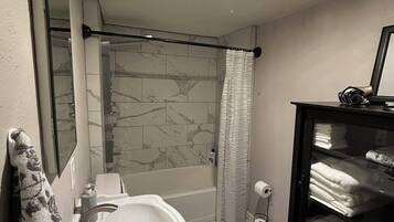 Secador de cabelo, toalhas de banho, sabonete, papel higiênico