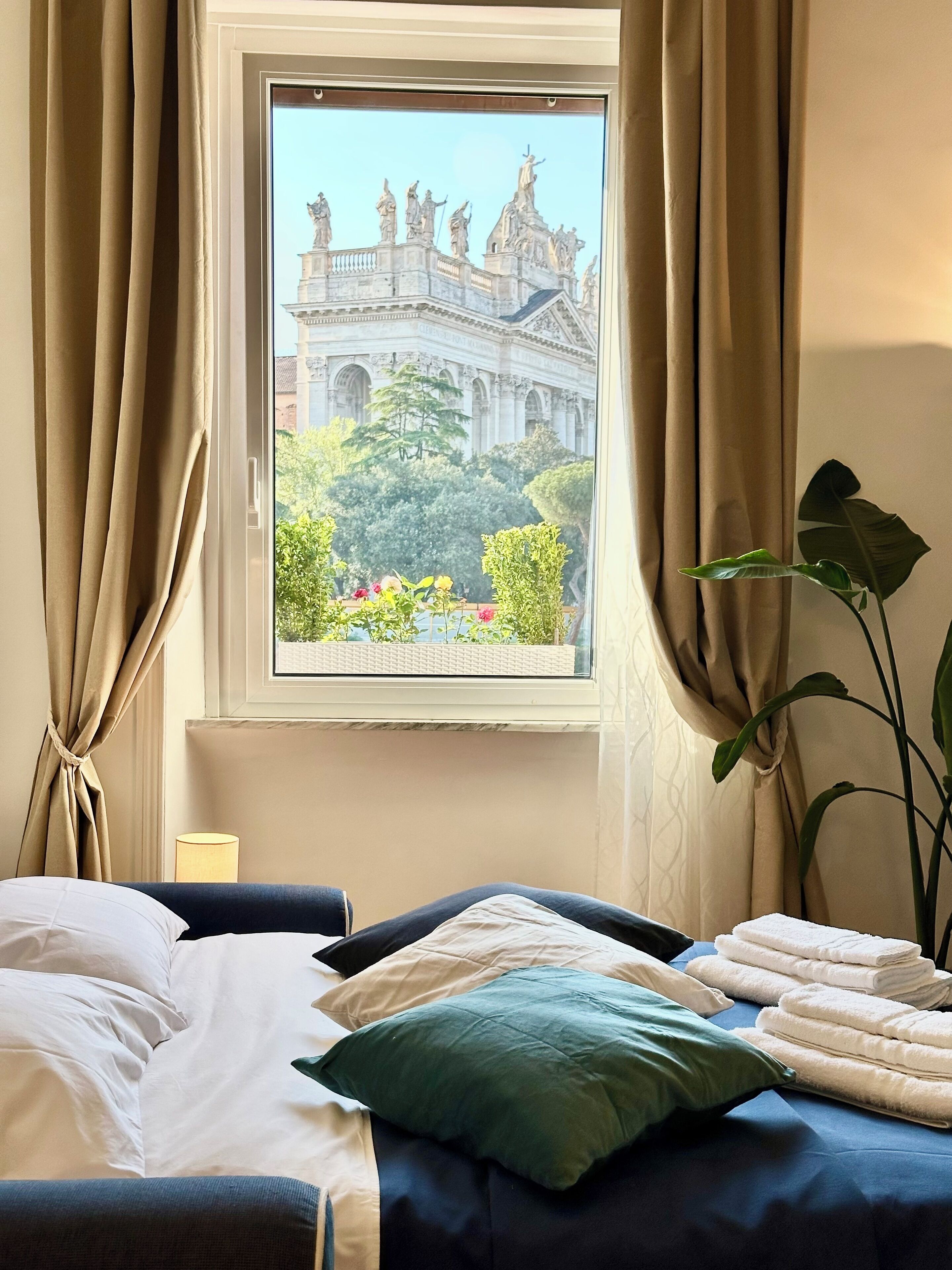 Panoramic-Apartment, Stadtblick | Wohnbereich | 32-Zoll-Smart-TV mit Kabelempfang