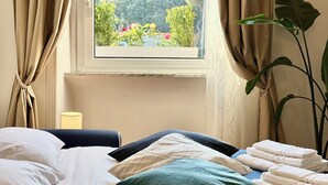 Leilighet – panorama, byutsikt | Oppholdsområde | En 32-tommers smart-TV med kabel-kanaler