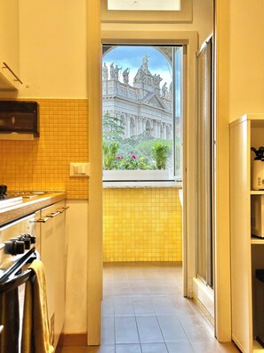 Deluxe Apartment, City View | Private kitchen | Fridge, microwave, oven, stovetop - Vacanze Romane Basilica (Rome)