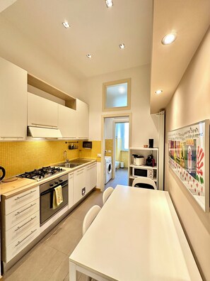 Deluxe Apartment, City View | Dining room - Vacanze Romane Basilica (Rome)