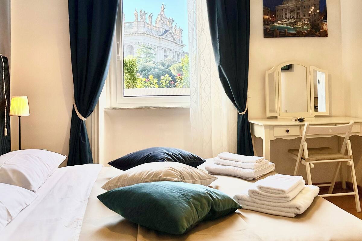 Leilighet – panorama, byutsikt | Oppholdsområde | En 32-tommers smart-TV med kabel-kanaler