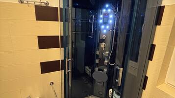 Een douche, een bubbelbad, een haardroger, een bidet