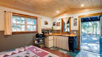 Cabin, nhiều phòng ngủ, hút thuốc, sân hiên | Nội thất