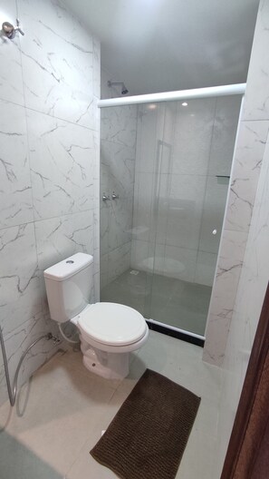 Twin Room | Bathroom | Shower, towels, toilet paper - Hotel Ubuzios (Anchieta)