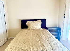 3 bedrooms, iron/ironing board, WiFi, bed sheets
