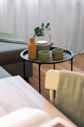 Leilighet – comfort, byutsikt | Oppholdsområde | En 50-tommers smart-TV med kabel-kanaler samt Netflix