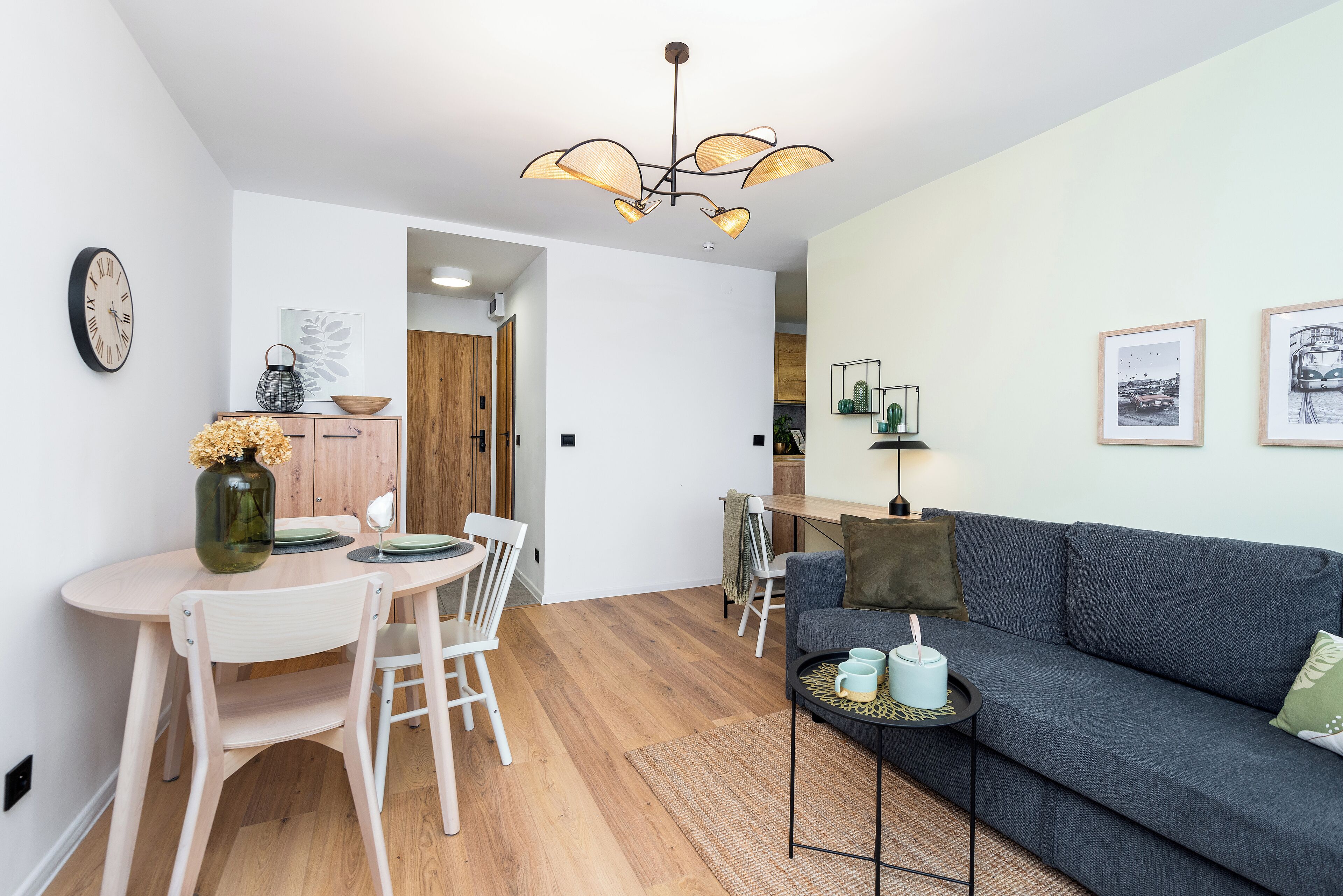 Apartamento conforto, vista para a cidade | Área de estar | Smart TV 50 polegadas com canais a cabo, Netflix, serviços de streaming